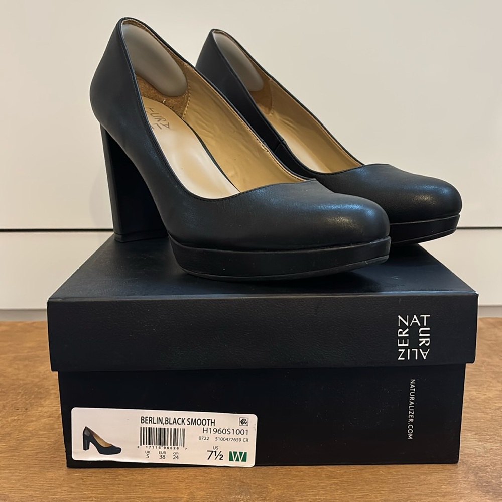 Naturalizer Berlin Pump, Black, Size 7.5 wide